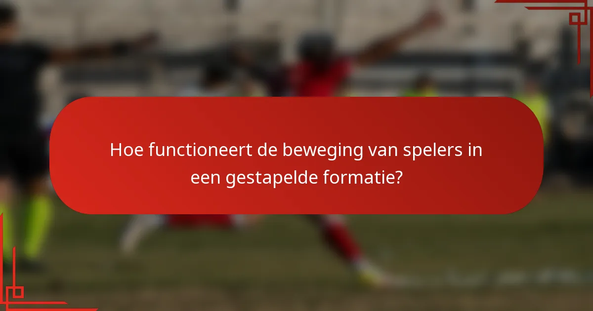 Hoe functioneert de beweging van spelers in een gestapelde formatie?